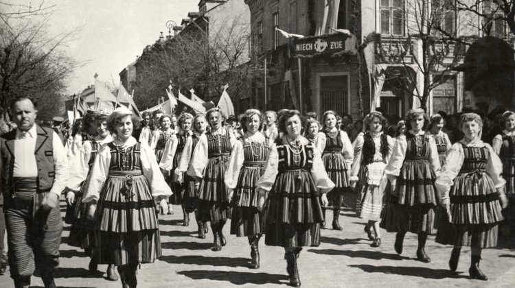 Powstają Zespół Pieśni i Tańca (1955 -1975), chór i zespół muzyczny oraz teatr. Zespół Pieśni i Tańca dawał występy w mieście, powiecie i całym kraju.
